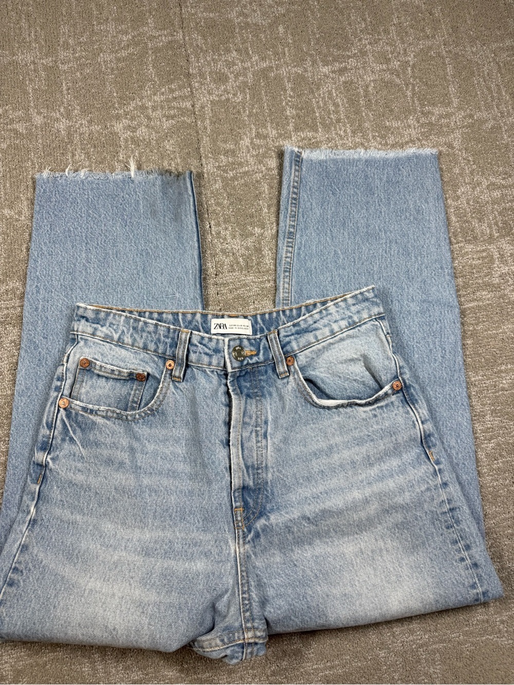 Zara Straight leg Mom Raw Hem Light Wash Jean Women Size 8